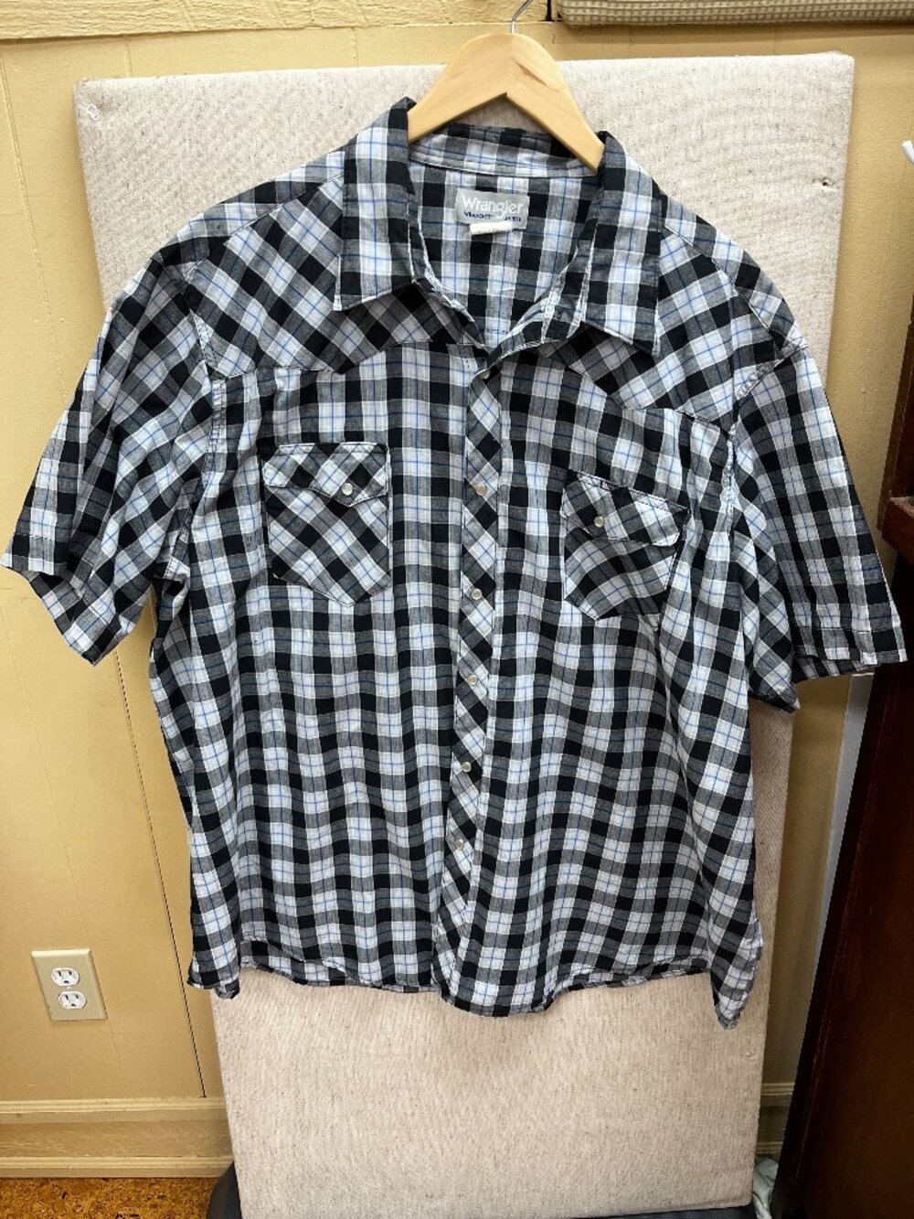 Wrangler Men’s Black & White Plaid Short-Sleeve Western Snap Shirt